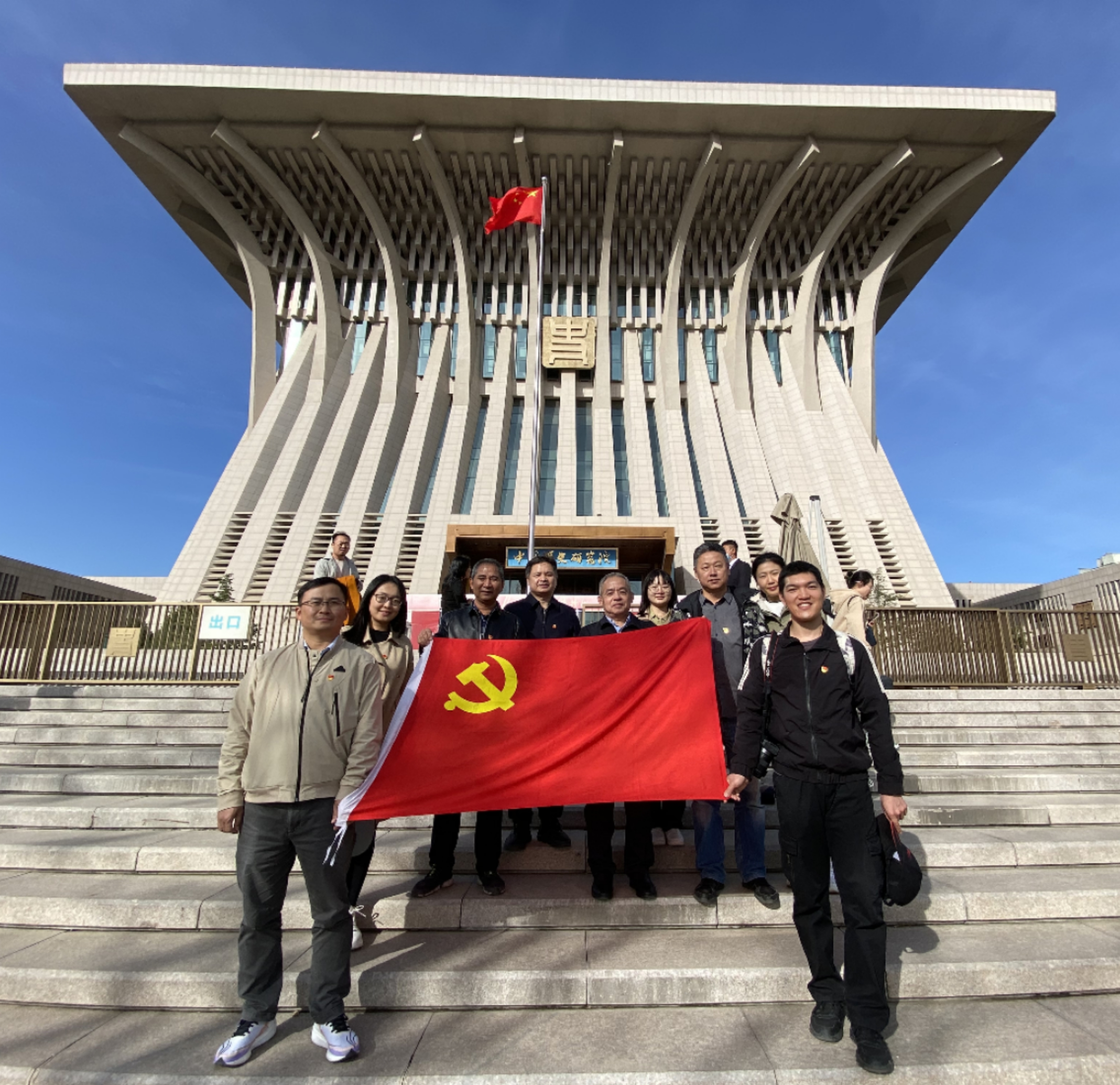 以史為鑒強(qiáng)黨性，領(lǐng)悟初心共前行