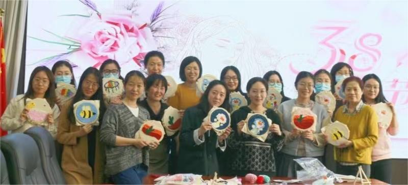 穿梭于方寸之間，感受傳統(tǒng)與現(xiàn)代的交融 ——農(nóng)墾中心舉辦“巧手展風(fēng)采，綻放‘她力量’”活動慶?！叭恕眿D女節(jié)